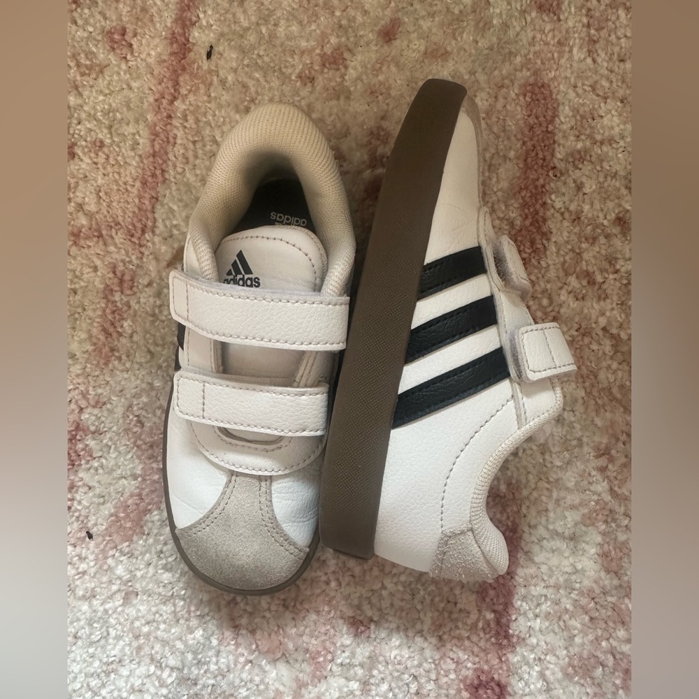 Adidas Kids White and Black Velcro Sneakers size 10k.     (132)